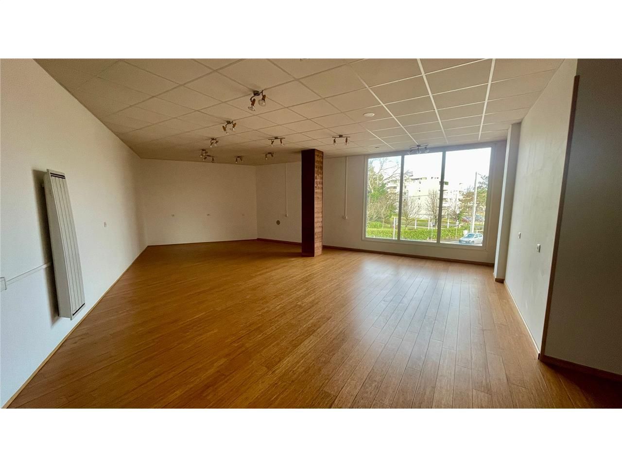 Location commerces 98 m² non divisibles