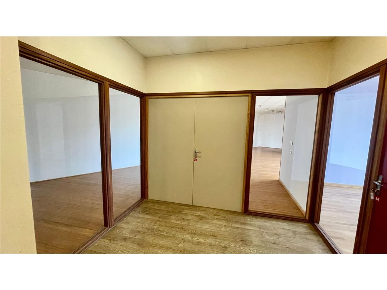 Location commerces 98 m² non divisibles