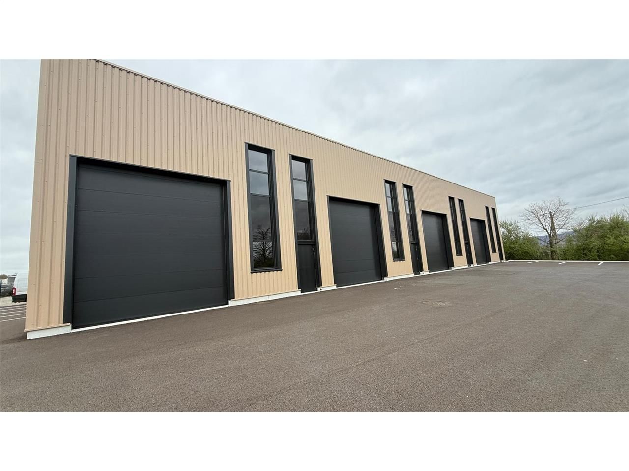 Location entrepots 148 m² non divisibles