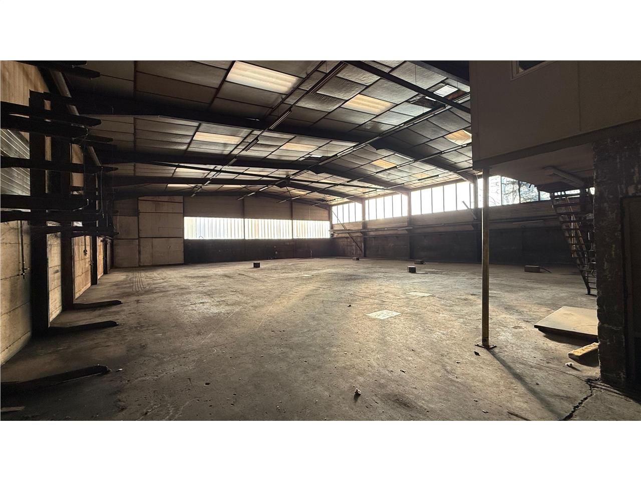 Vente entrepots 2405 m² non divisibles