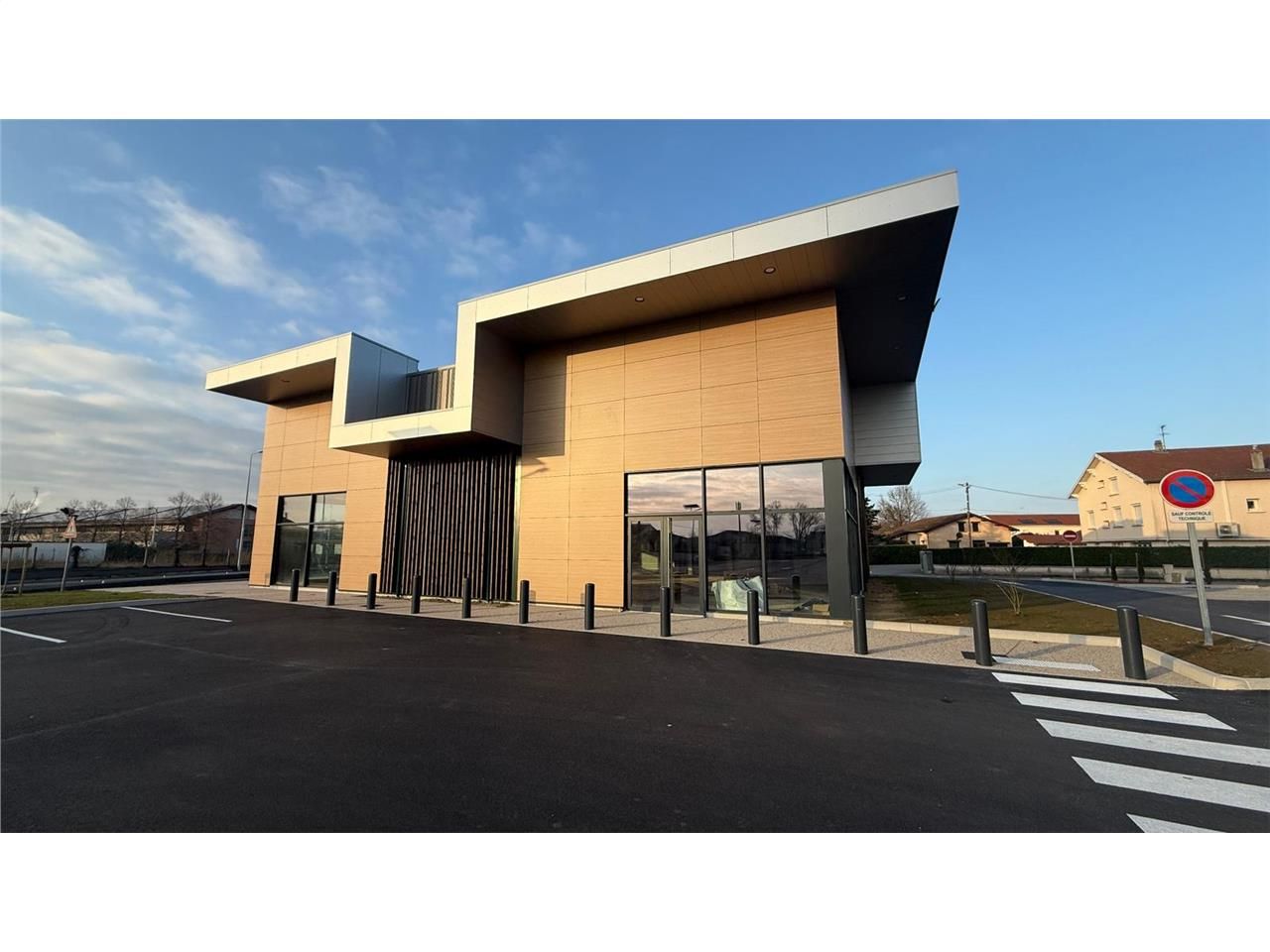 Location commerces 400 m² non divisibles