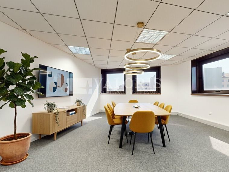 Valoris Real Estate vous propose des bureaux spacieux de 298 m² en très bon état, situés au 6ème étage d'un immeuble en copropriété dans le secteur recherché des Brotteaux, Lyon 6ème.