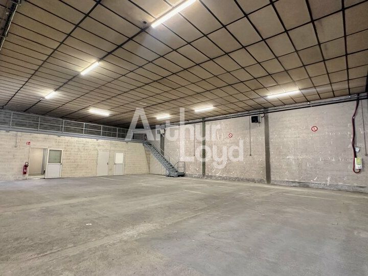 Local d'activité à louer à Chambéry avec une excellente visibilité 