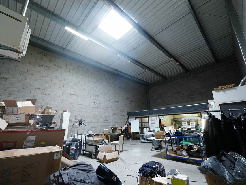 LOCAL D'ACTIVITE A LOUER - 282 m² DECINES CHARPIEU