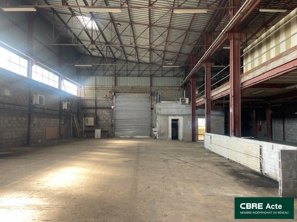 Location local d''activites 2168 m² non divisibles