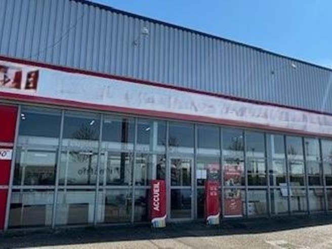 AGI - SOT 8 NIEPCE - Fiche produit Entrepôt Show-room 760 m² - façade