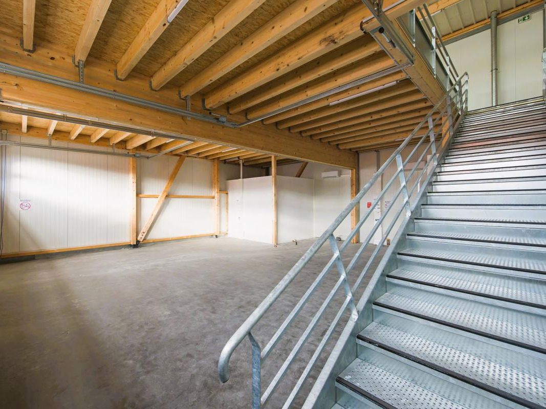 Location entrepôts 192 m² non divisibles