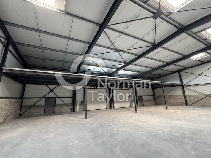 Location local d''activites 1240 m² divisibles à partir de 310 m²