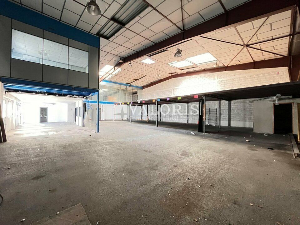 VALORIS MEDITERRANEE vous propose à la location une surface d'atelier/stockage avec bureaux d'accompagnements idéalement situés au coeur de la zone des Estroublans.