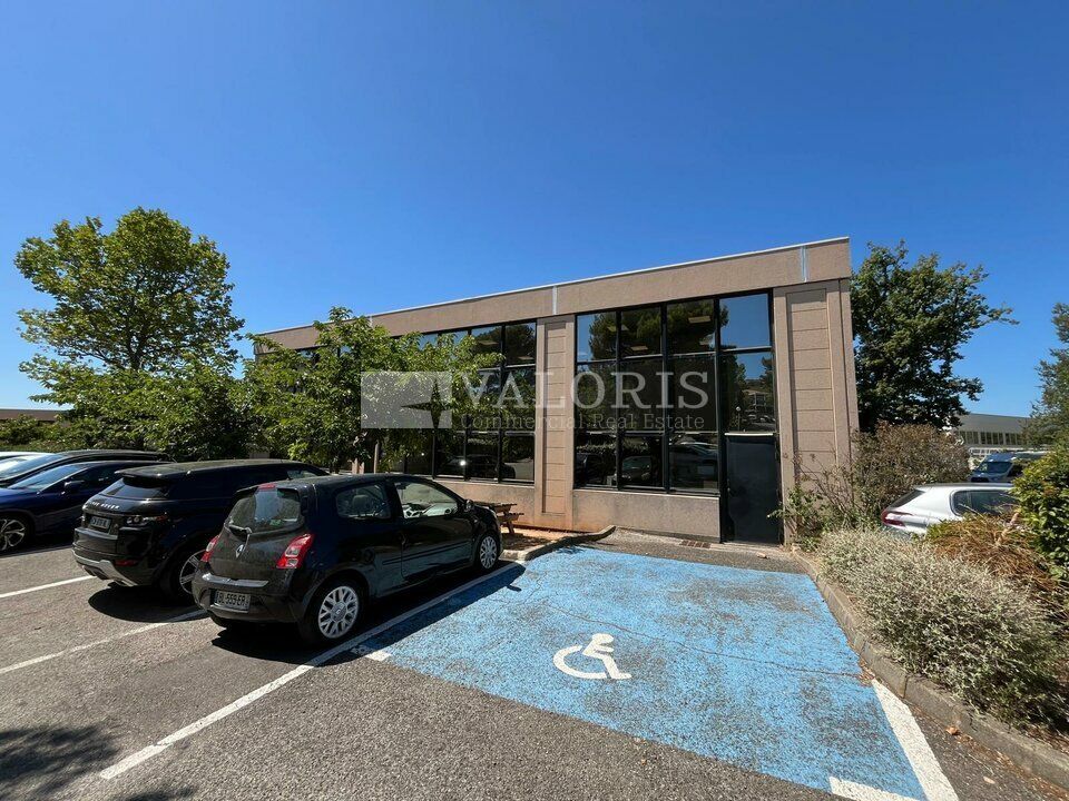 VALORIS MEDITERRANEE vous propose, à la location, une surface de bureaux de 179 m² en excellent état, située au sein du stratégique parc du griffon à quelques minutes des grands axes stratégiques. 