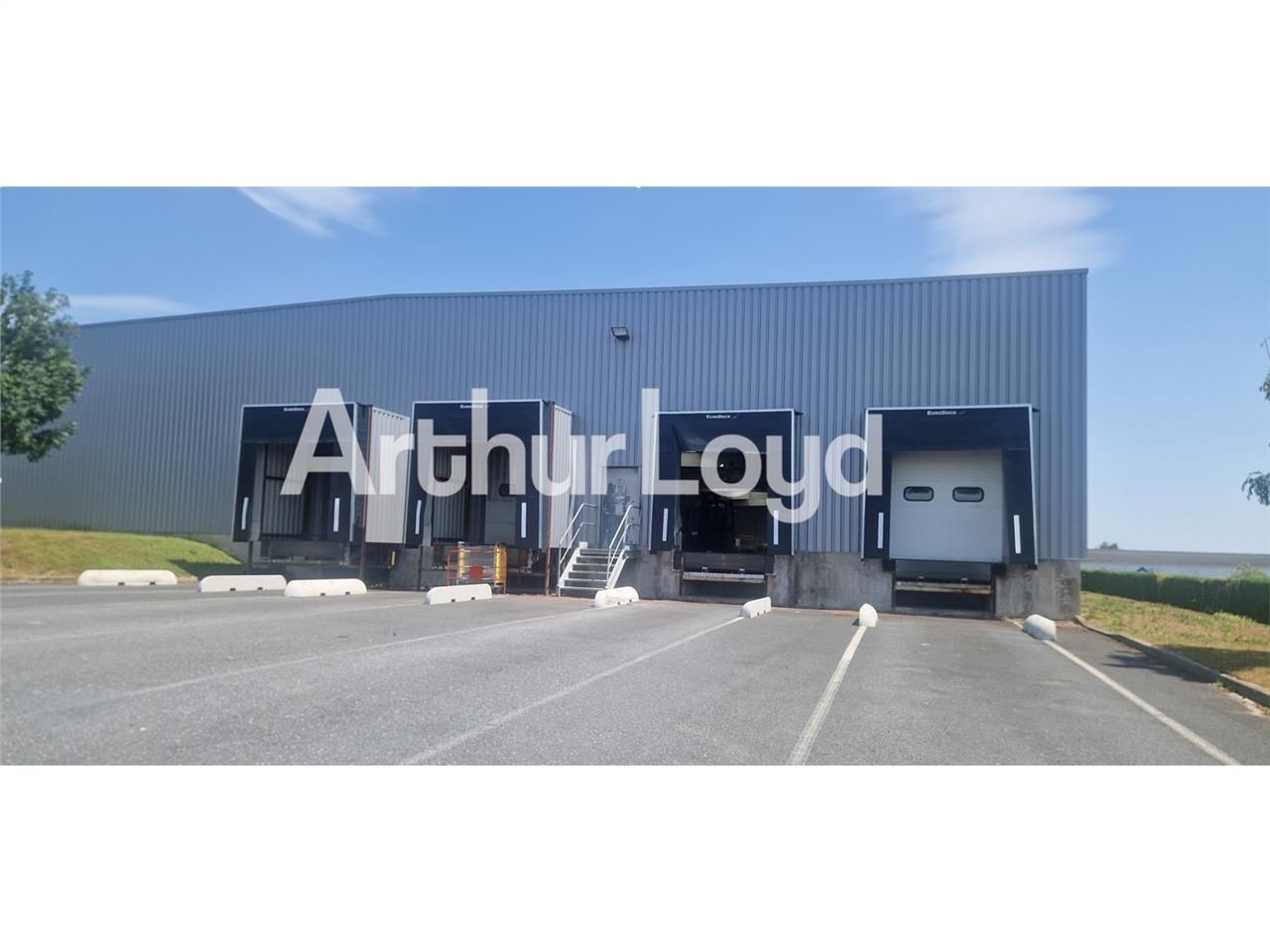 Location local 3045.00 m² à CARPIQUET