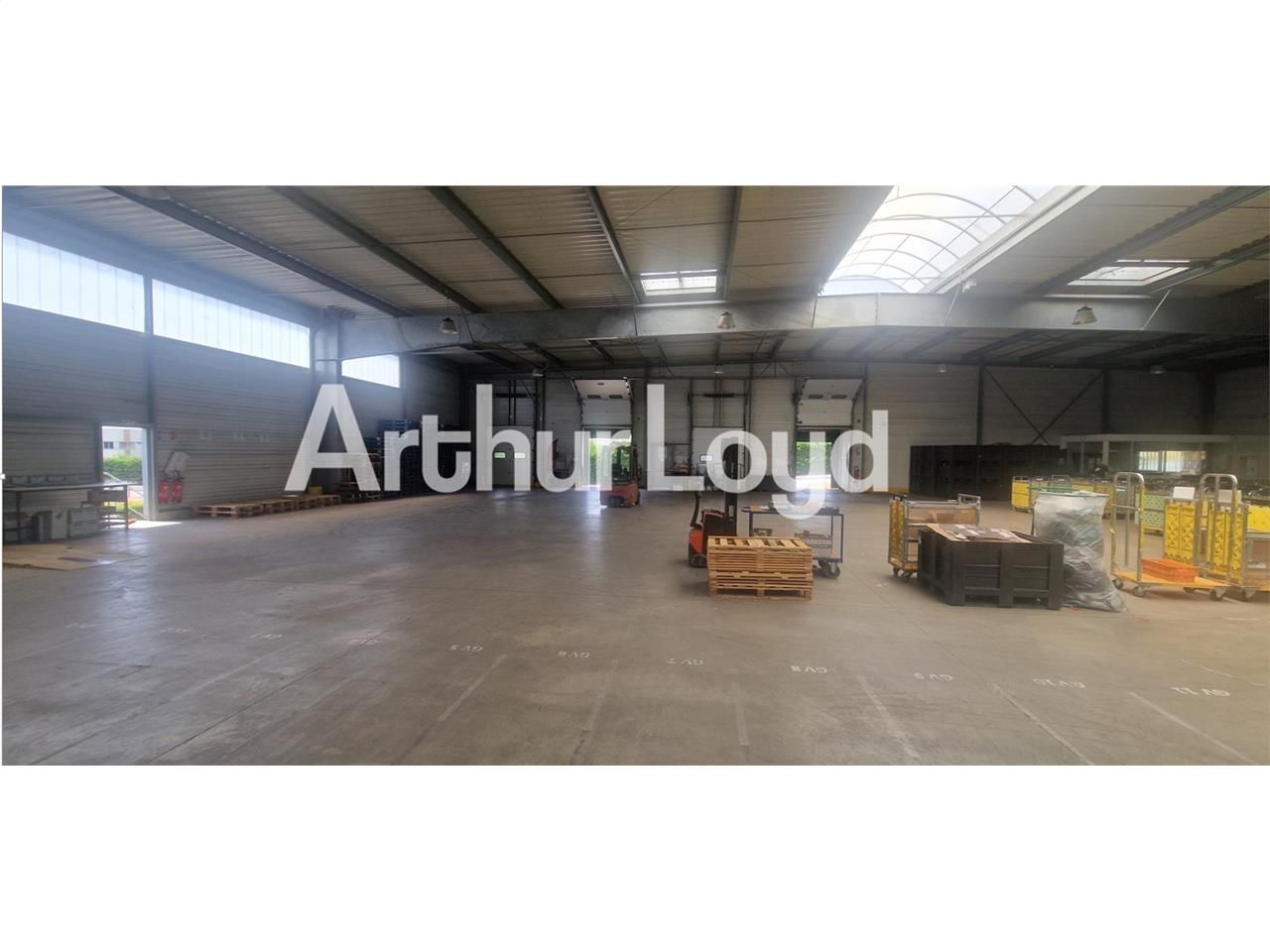 Location local 3045.00 m² à CARPIQUET