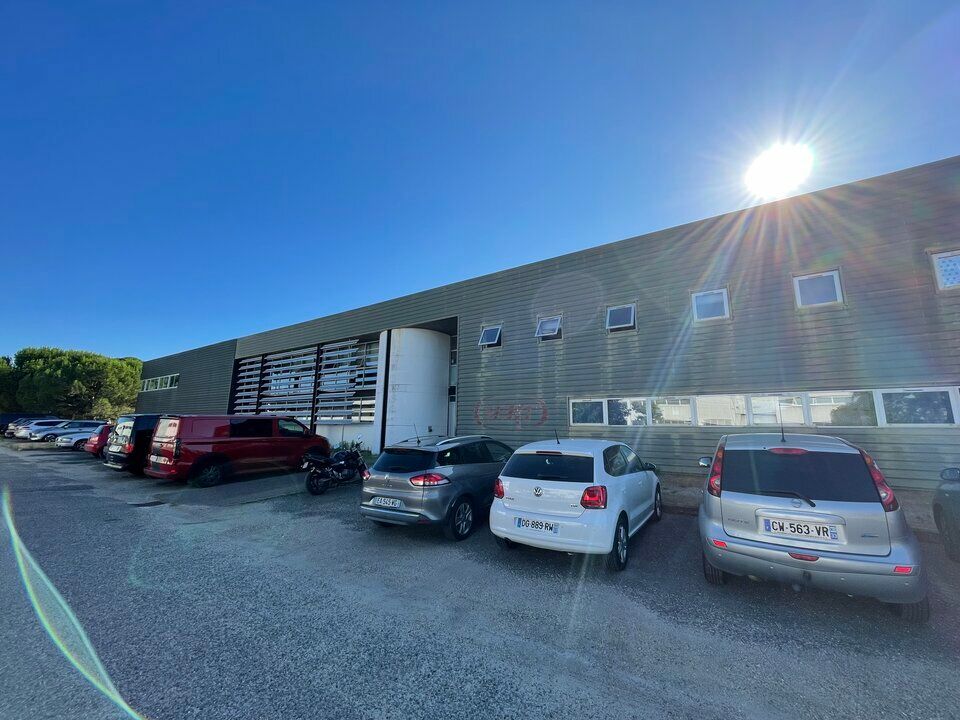 À LOUER / À VENDRE – ENTREPÔT AVEC BUREAUX – BLANQUEFORT (33290)