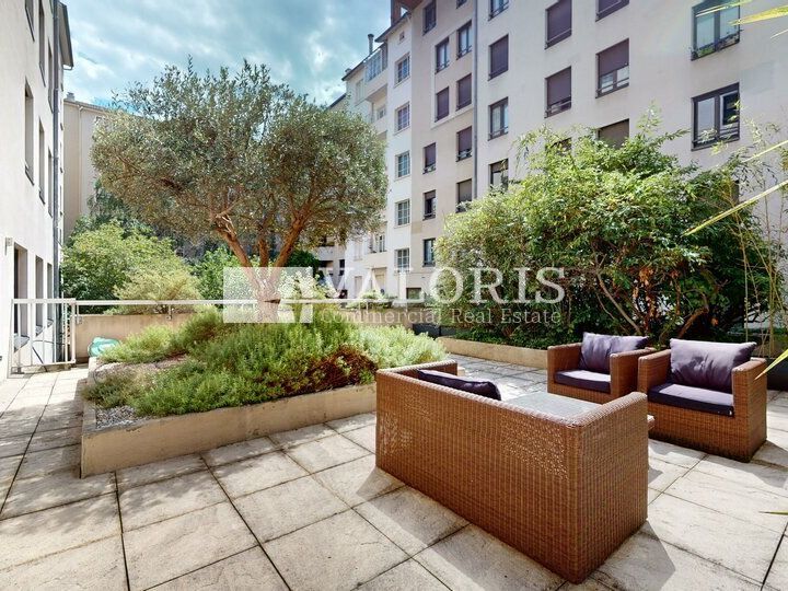 Rare à la vente. Bureaux au coeur du 6ème arrondissement de Lyon, proche des transports en commun et des services de proximités. Vous bénéficierez d'une grande terrasse privative ainsi que d'une cave et de 2 places de parking.