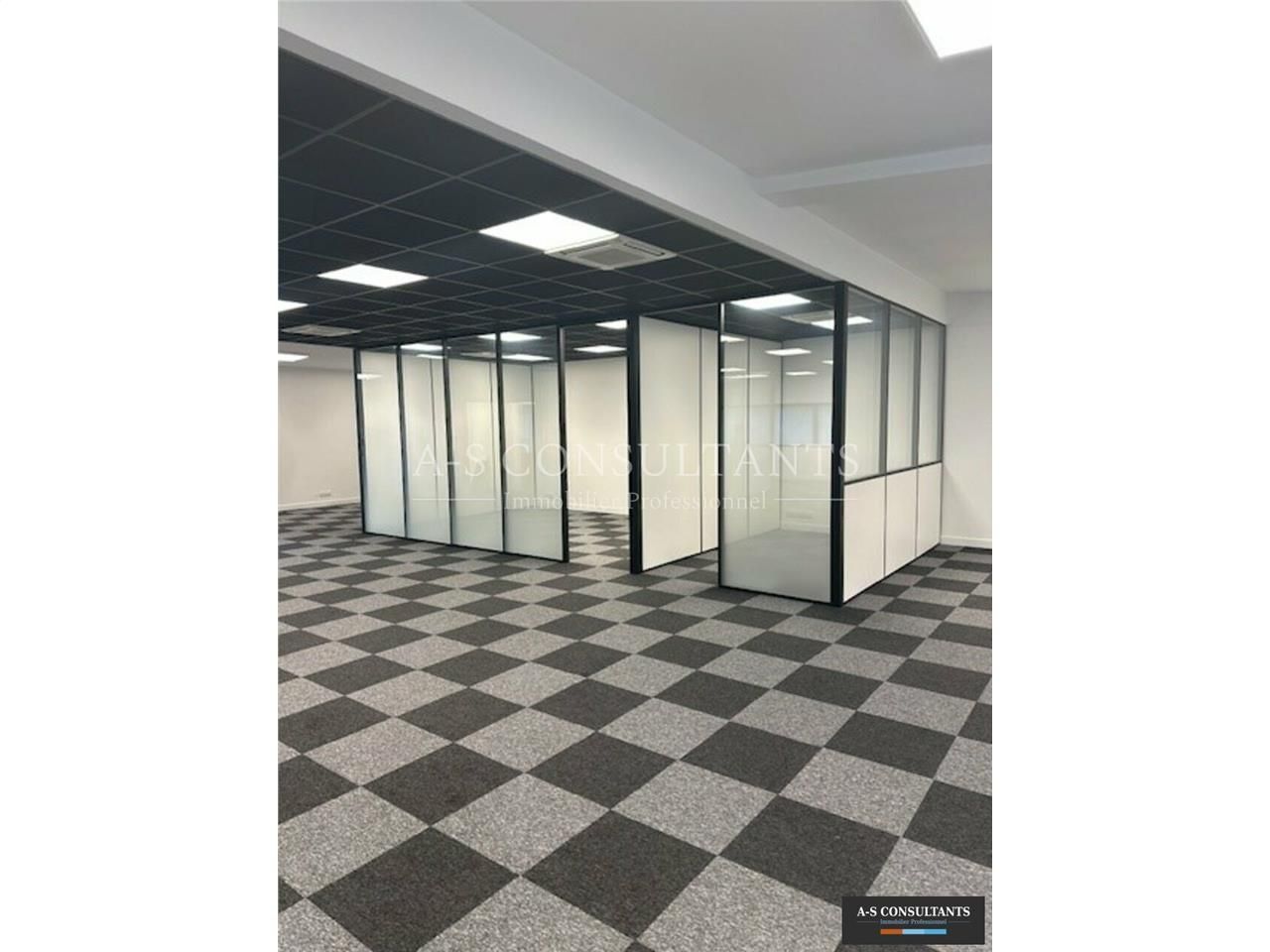 A louer, Annecy-Seynod (74600) - ZAE des Césardes - Superbes bureaux en open space au premier étage d'un bâtiment commercial - 293 m² - 5 places de parking privatives.
