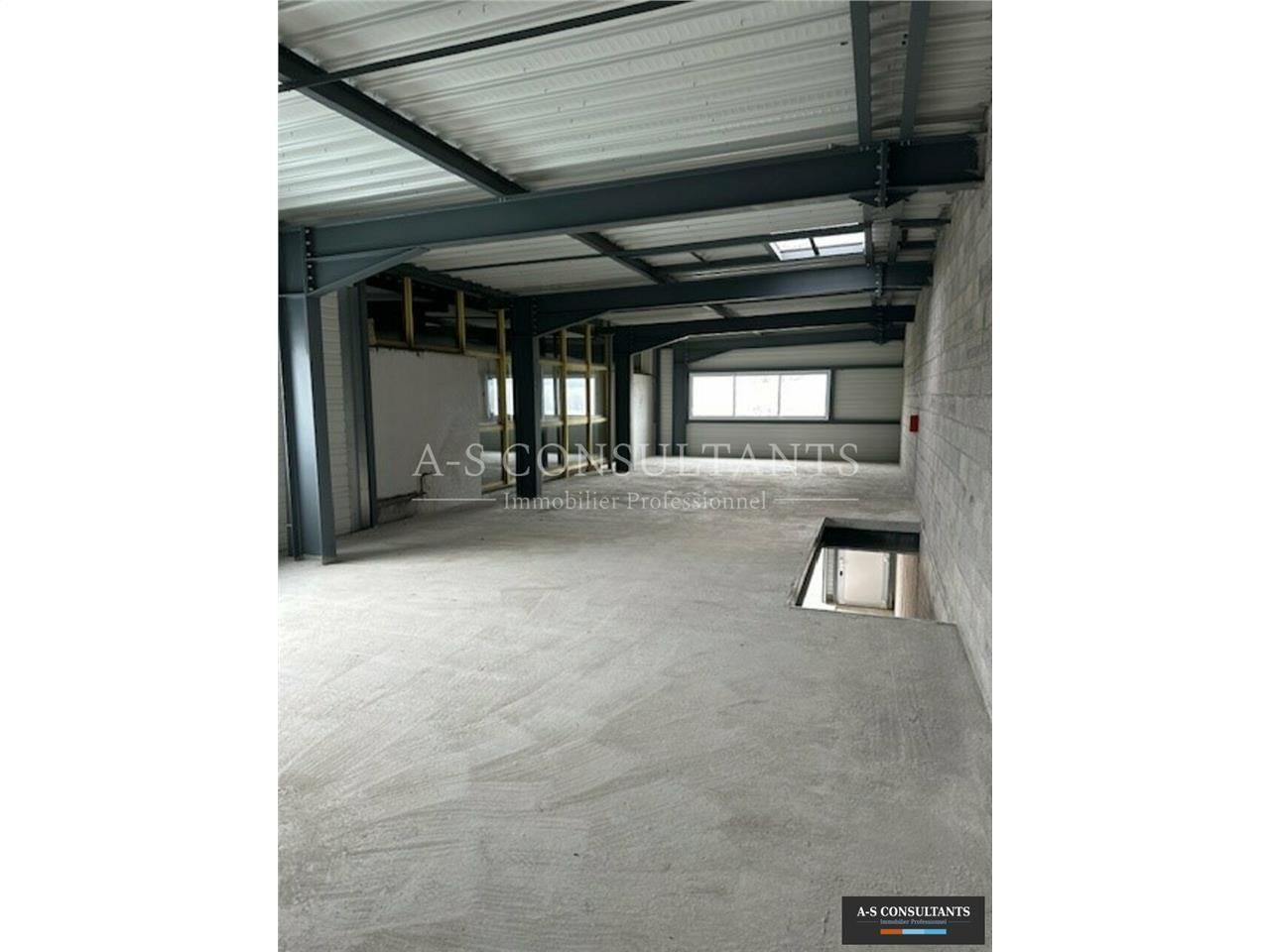 A LOUER, Annecy - Seynod (74960) - 3 entrepôts neufs de 156 m² à 257 m² - livrés bruts, fluides en attentes - mezzanine - accès livraisons - stationnements devant les locaux.