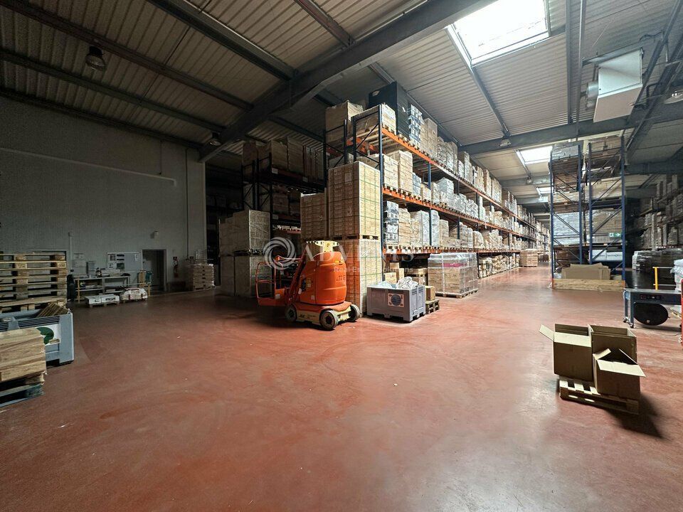 Location local d''activites 3070 m² non divisibles