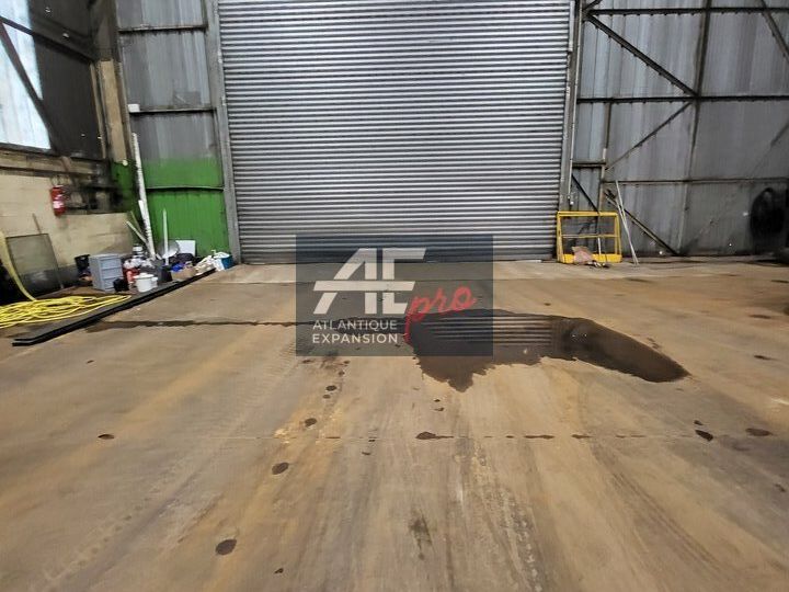 A VENDRE LOCAL D'ACTIVITES  AVEC PONTS ROULANTS 