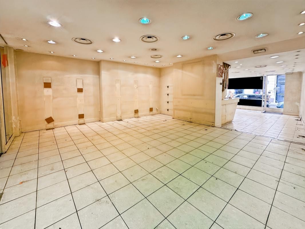 Location local commercial 83 m² non divisibles