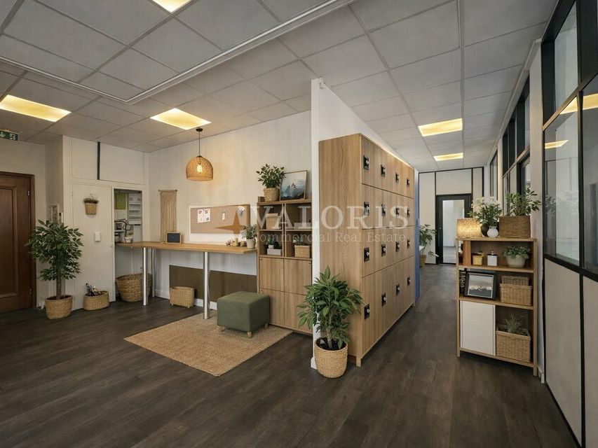 VALORIS REAL ESTATE, vous propose à la location un local en excellent état d'une surface de 171m² bénéficiant d'une très belle visibilité sur la rue Garibaldi.