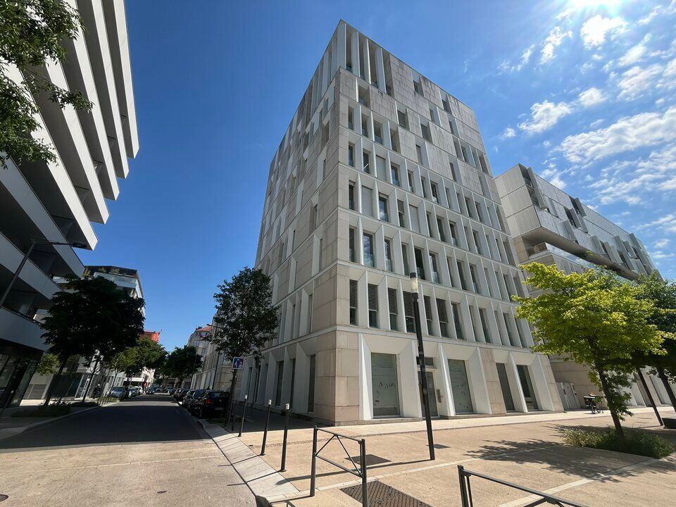 Location local commercial 165.3 m² non divisibles