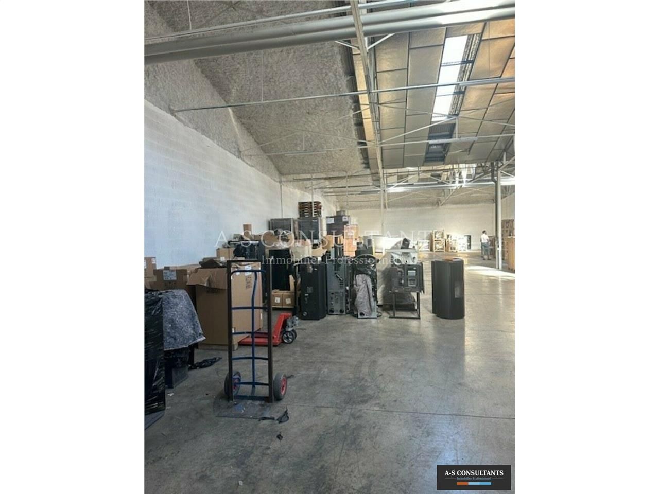 580 m² pour ce entrepot en vente à Saint vincent de mercuze