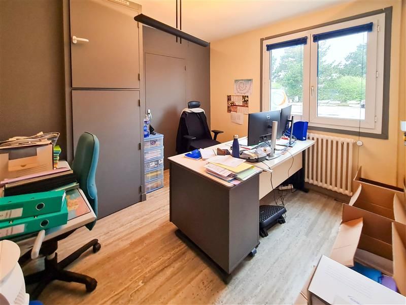 Local d'activités indépendant édifié sur un terrain clos de 3000 m² environ