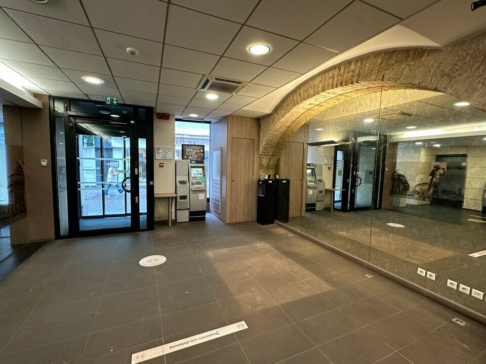 IMMEUBLE AVEC UNE FAÇADE COMMERCIALE ET DES SURFACES DE BUREAUX À LOUER de 605m²