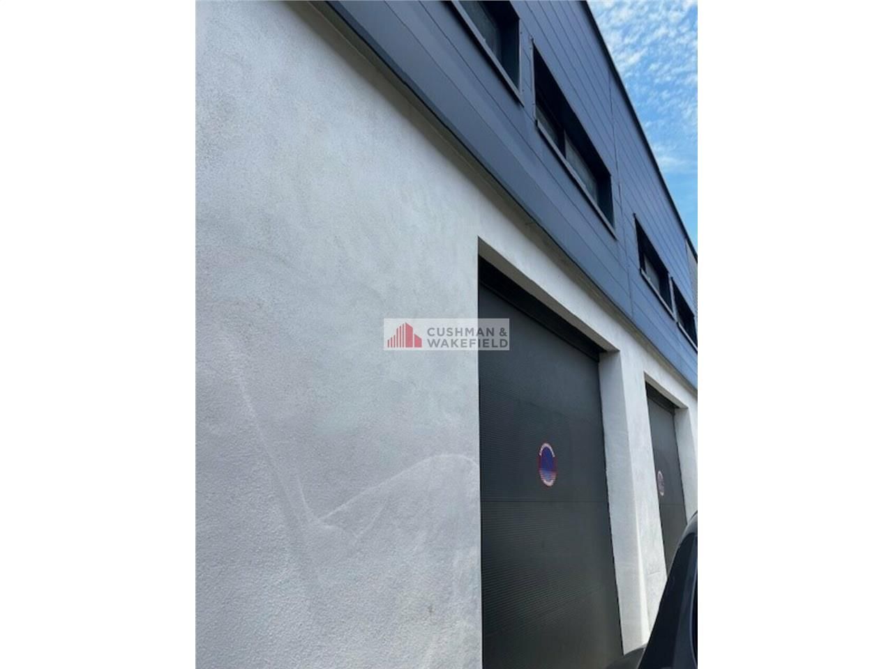 Location local d''activites 304 m² divisibles à partir de 146 m²