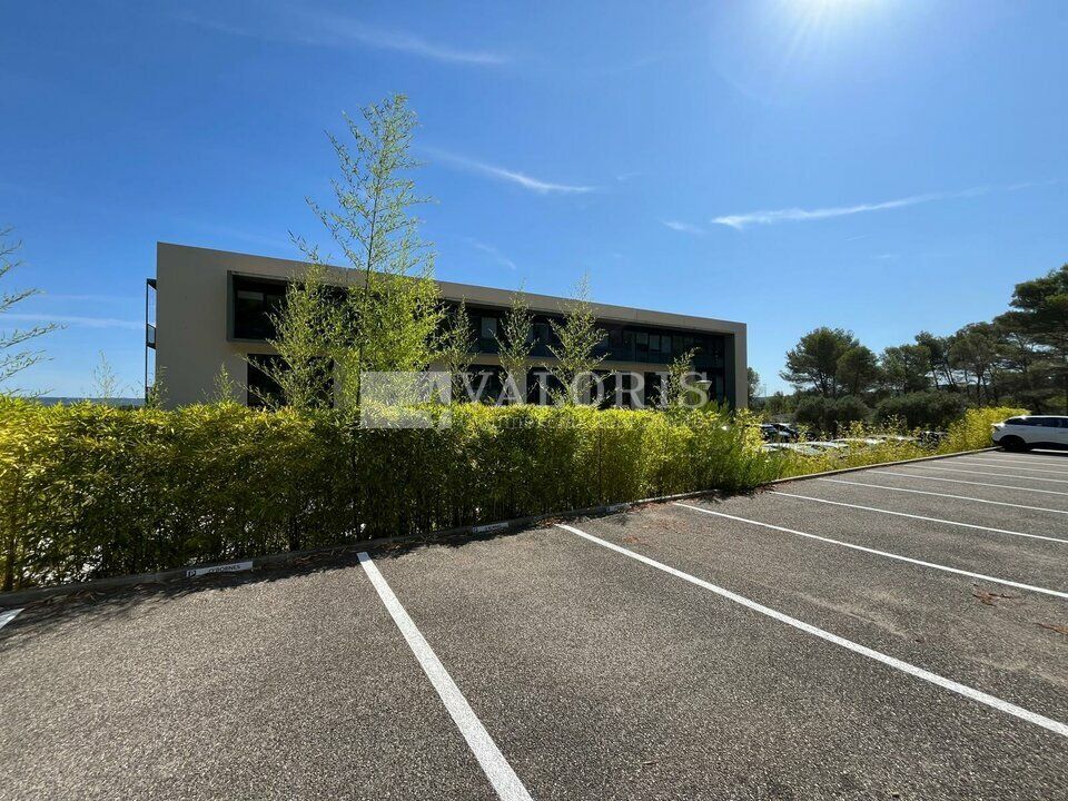 VALORIS MEDITERRANEE vous propose, à la location, deux surfaces de bureaux, divisibles à partir de 60 m² situées au sein du PAAP et au coeur de la pinède Aixoise dans un excellent état et proche des grands axes.