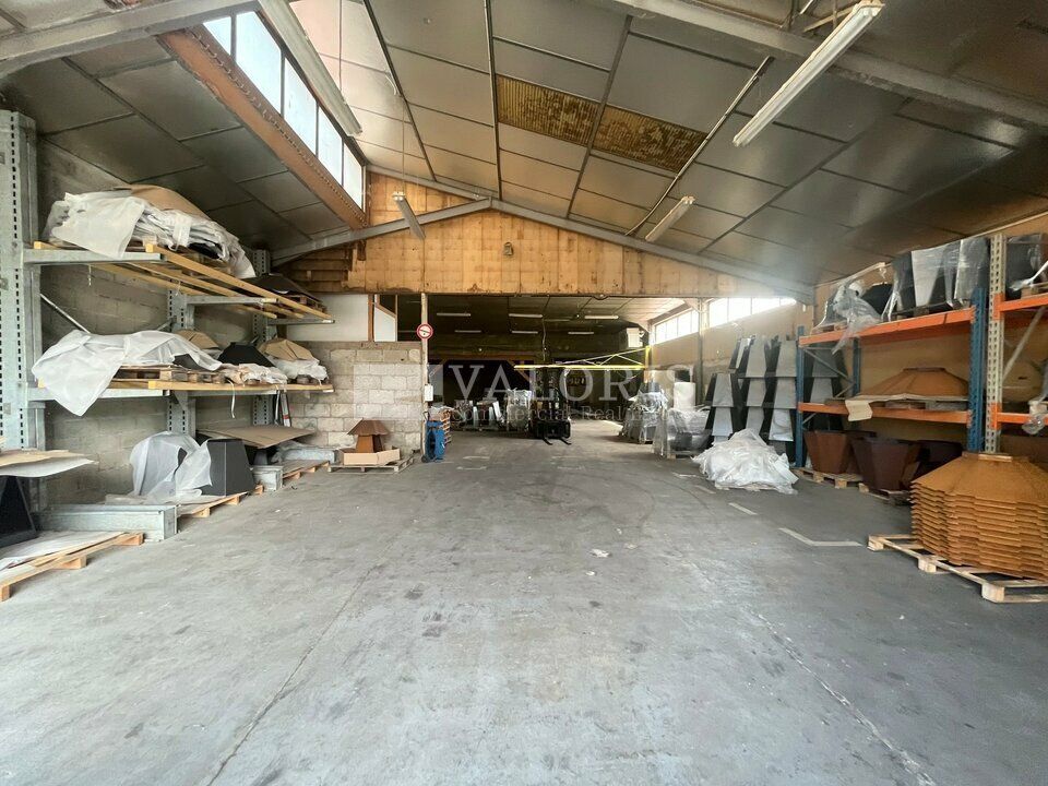 Valoris Real Estate vous propose à la location un local d'activités de 584m² sur son terrain indépendant, situé à Lentilly, au coeur de la Zone Industrielle.