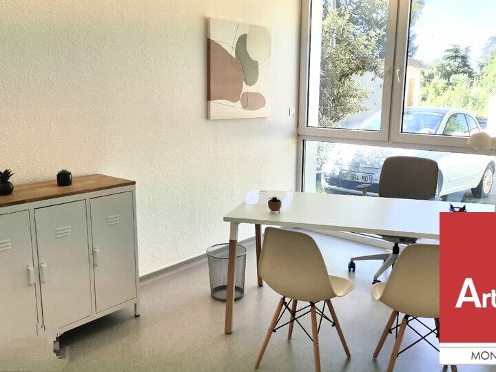 MONTELIMAR A DEUX PAS DU CENTRE-VILLE - A LOUER - BUREAUX EN RDC LUMINEUX AVEC PARKING