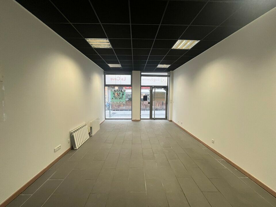 Valoris Real Estate vous propose un local commercial de 46m² en rez-de-chaussée, idéalement situé dans le quartier dynamique et prisé de Saxe-Gambetta.