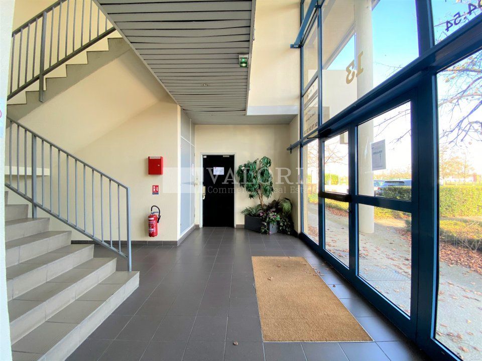  VALORIS REAL ESTATE vous propose à la location, un plateau de bureaux de 160  m² en plein coeur du parc tertiaire ACTI-VILLAGE. Bureaux climatisés. Rafraîchissement à prévoir.
