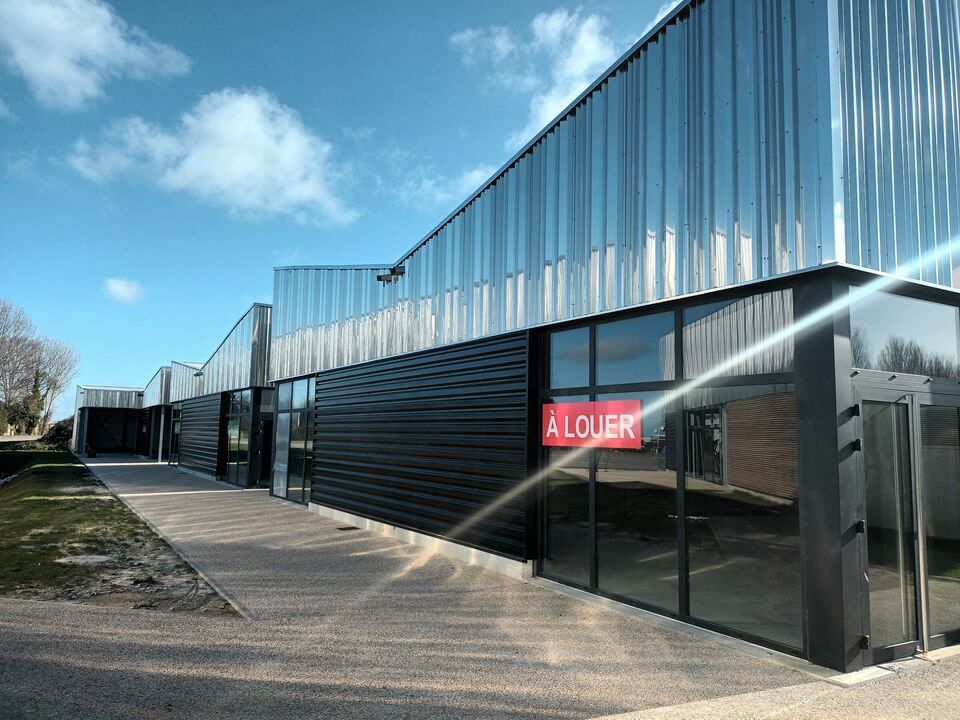 NOUVEAU CENTRE COMMERCIAL - ACCES DIRECT D925 - BELLE VISIBILITE.