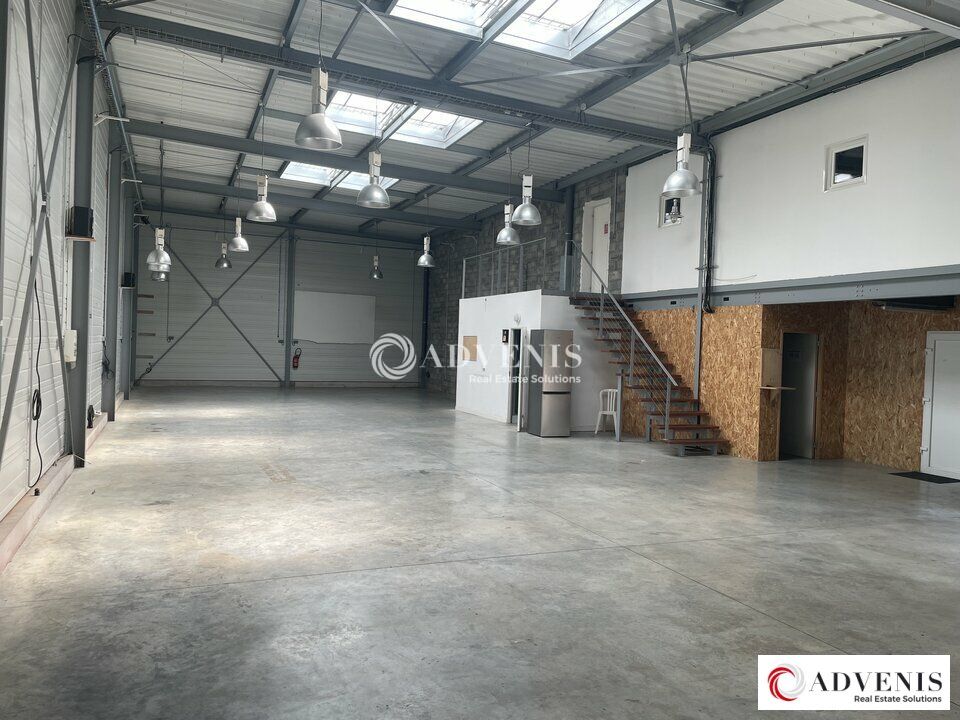 Location local d''activites 352.02 m² non divisibles