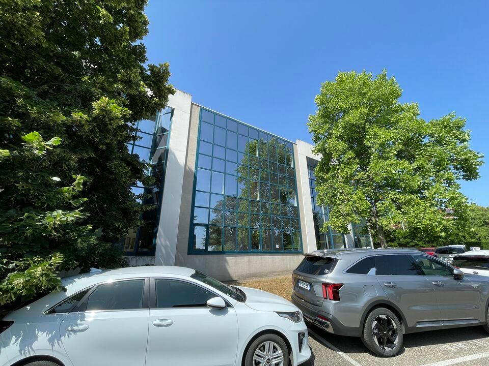 Valoris Real Estate vous propose des bureaux à la vente à Saint Genis Laval. Des places de stationnement extérieur complètent ce bien.