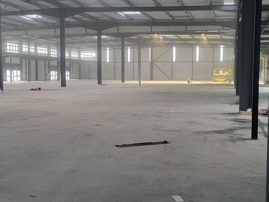 A SAISIR - PIERRELATTE - A LOUER Bâtiment divisé en 18 locaux d'activités avec bureaux - A partir de 367 m2  