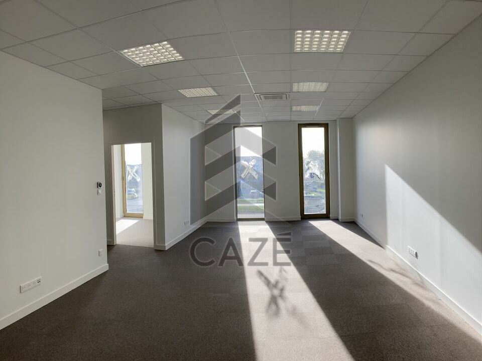 BUREAUX A LOUER DISPONBILES - SAINTES - PROCHE AUTOROUTE