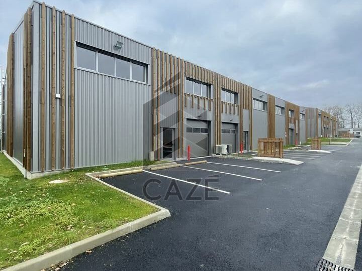 Location local d''activites 1986 m² divisibles à partir de 326 m²