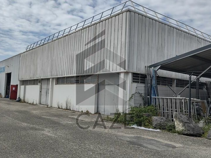 Location local d''activites 800 m² non divisibles