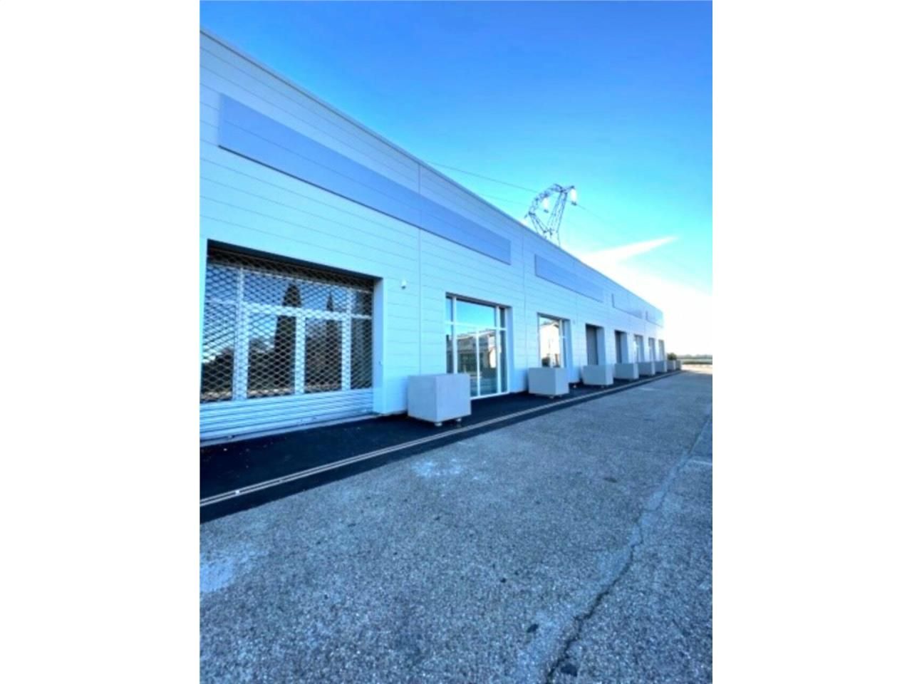 Location local commercial 828 m² divisibles à partir de 59 m²