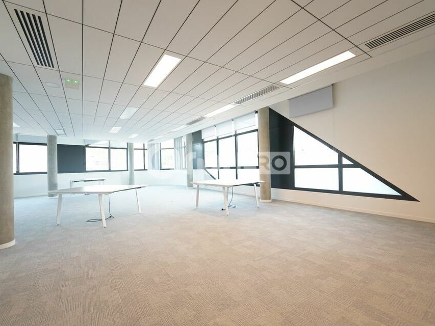 Location bureaux 243.8 m² non divisibles