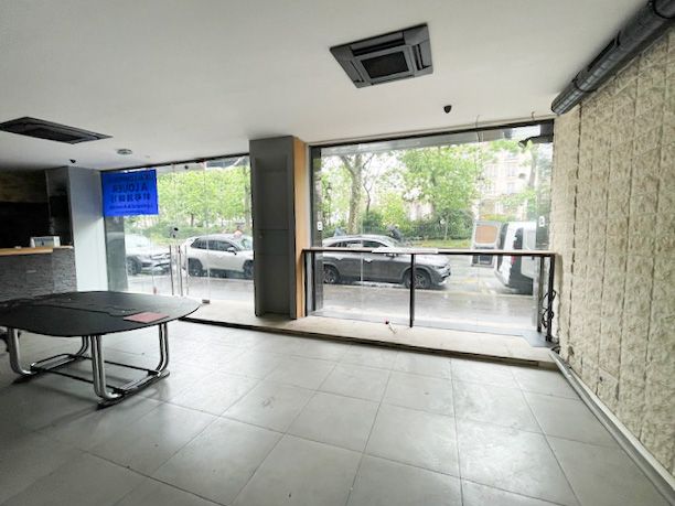 Location local commercial 148 m² non divisibles
