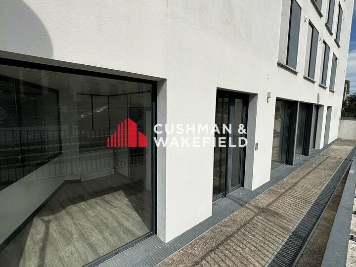 Vente local commercial 240.55 m² non divisibles