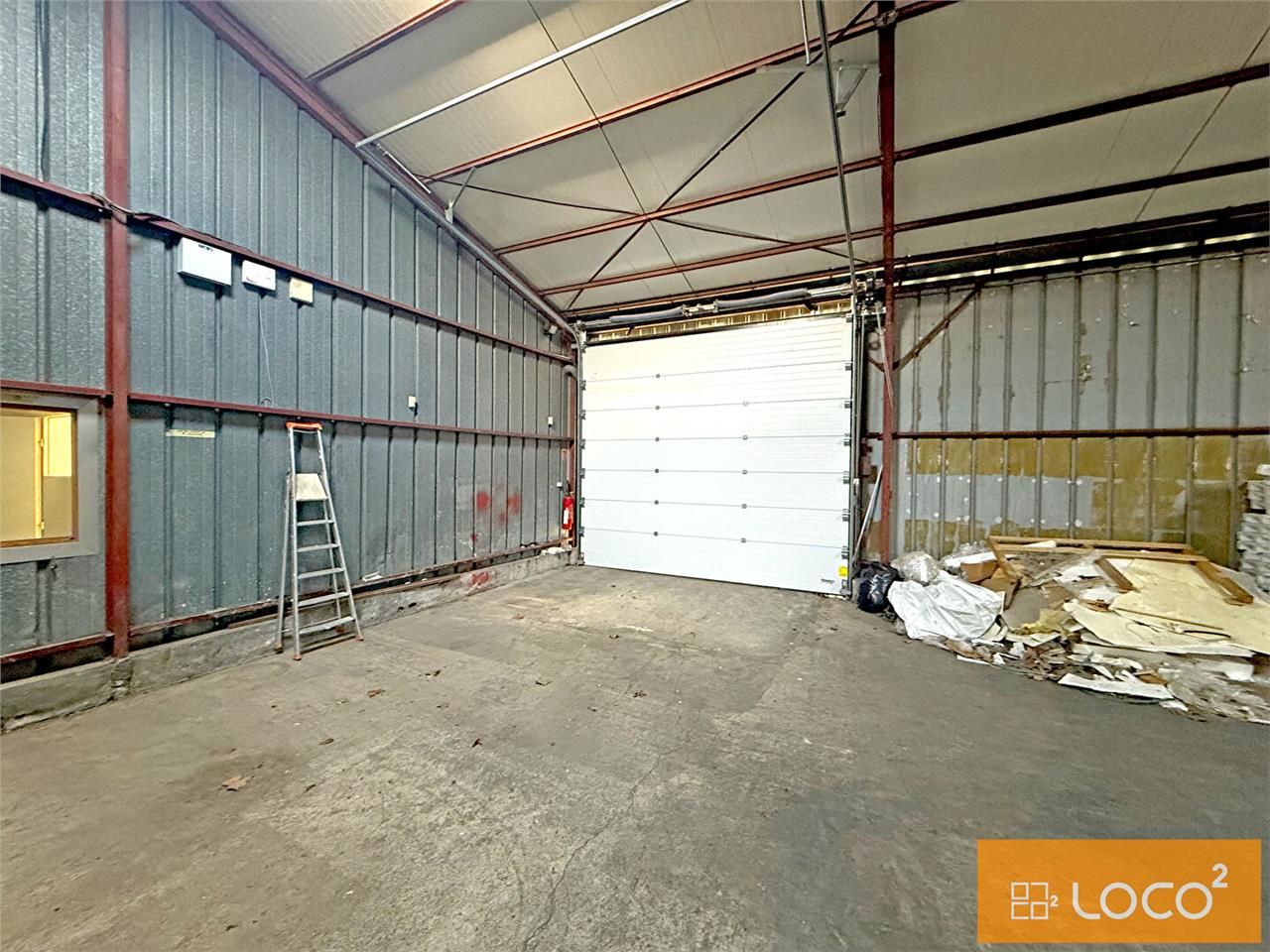 Location local 438.00 m² à LESPINASSE