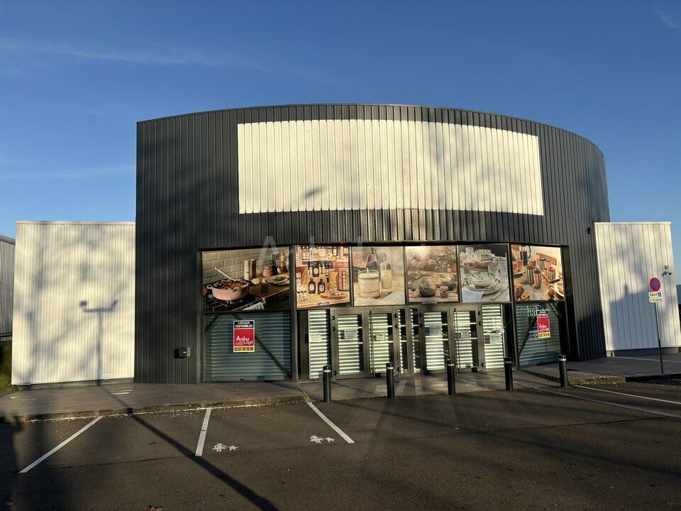 Location local commercial 1410 m² non divisibles