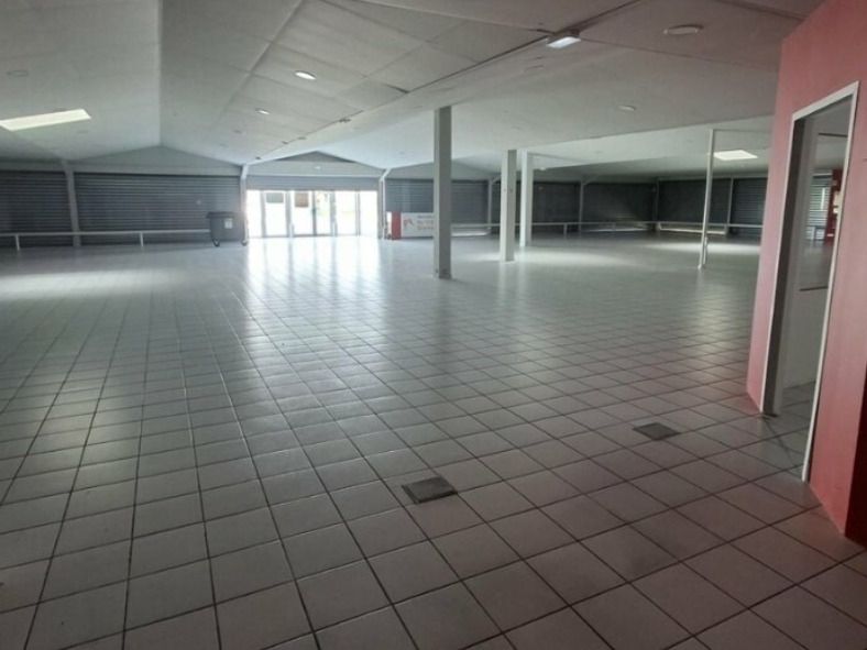 Location entrepôts 600 m² non divisibles