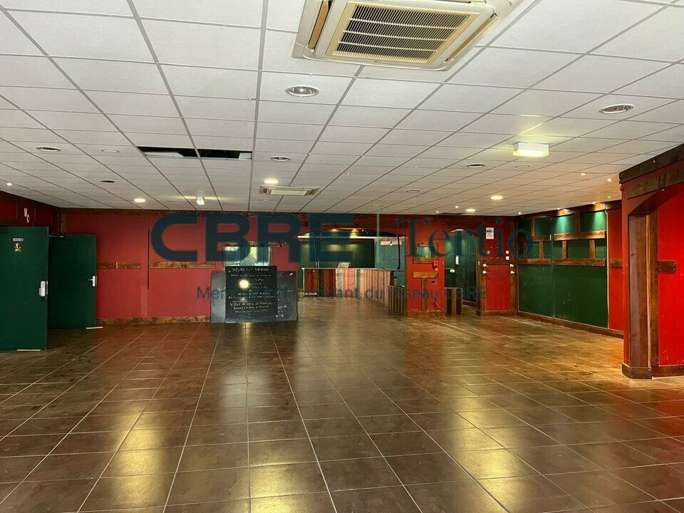 LOCAL COMMECIAL AXE PASSANT AVEC PARKING / Tours Nord Maginot