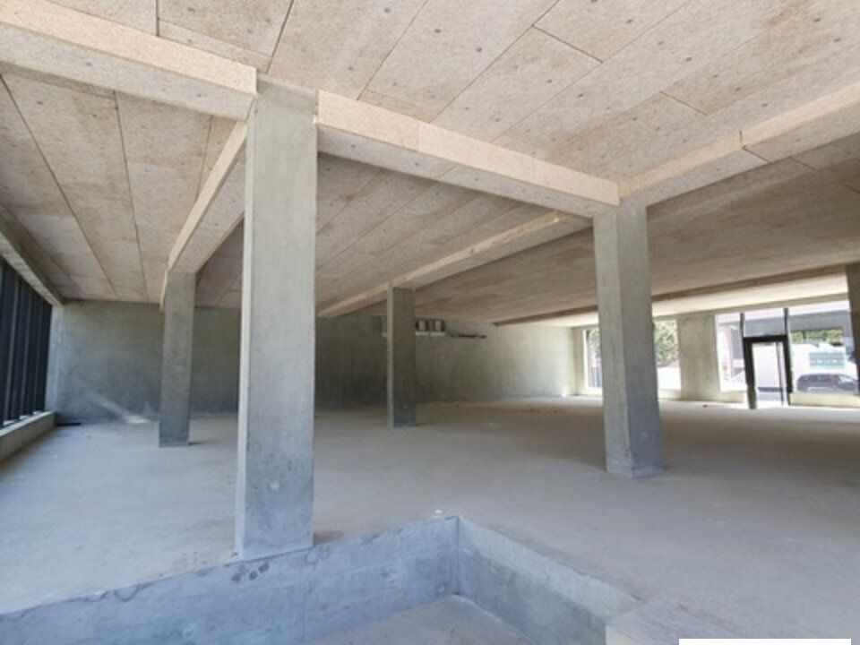 Location local commercial 304.29 m² non divisibles